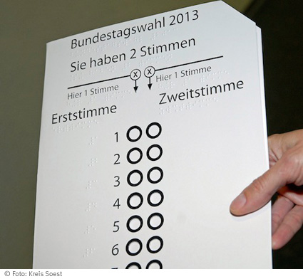 Dieses Bild zeigt eine Stimmzettelschablone. © Foto: Kreis Soest