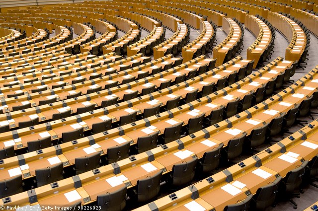 Dieses Bild zeigt den Plenarsaal des Europäischen Parlaments. © Pavliha / E+ / Getty Images / 98226023