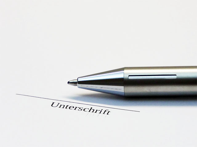 Dieses Bild zeigt einen Stift und ein Blatt mit einer Unterschriftenzeile. Bild von Tabble auf Pixabay