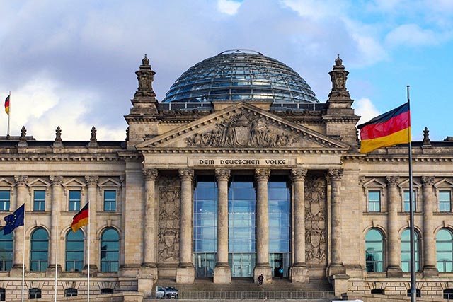 Dieses Bild zeigt die Front des Reichstagsgebäudes. Bild von Mathias Westermann auf Pixabay