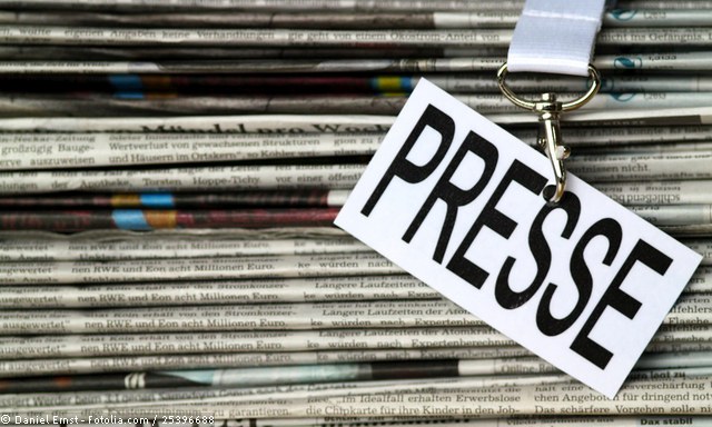 Dieses Bild zeigt einen Presseausweis vor einem Zeitungsstapel. © Daniel Ernst - Fotolia.com / 25396688