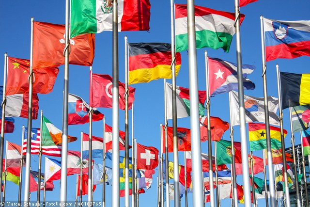 Dieses Bild zeigt Flaggen verschiedener Staaten. © Marcel Schauer - Fotolia.com / 40103765